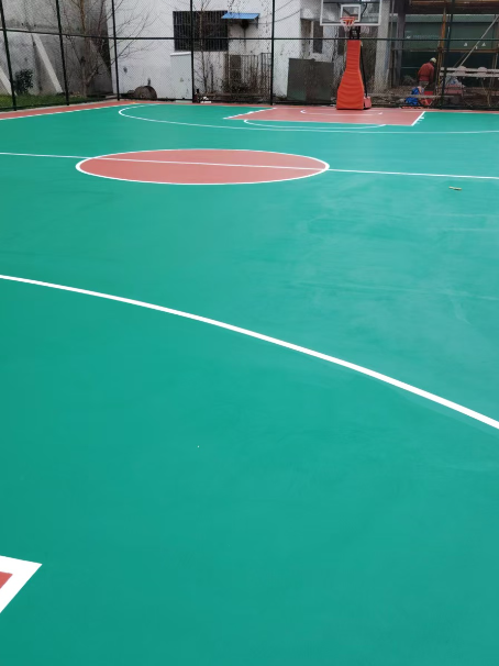 新州镇 球场长期使用易出现地面开裂